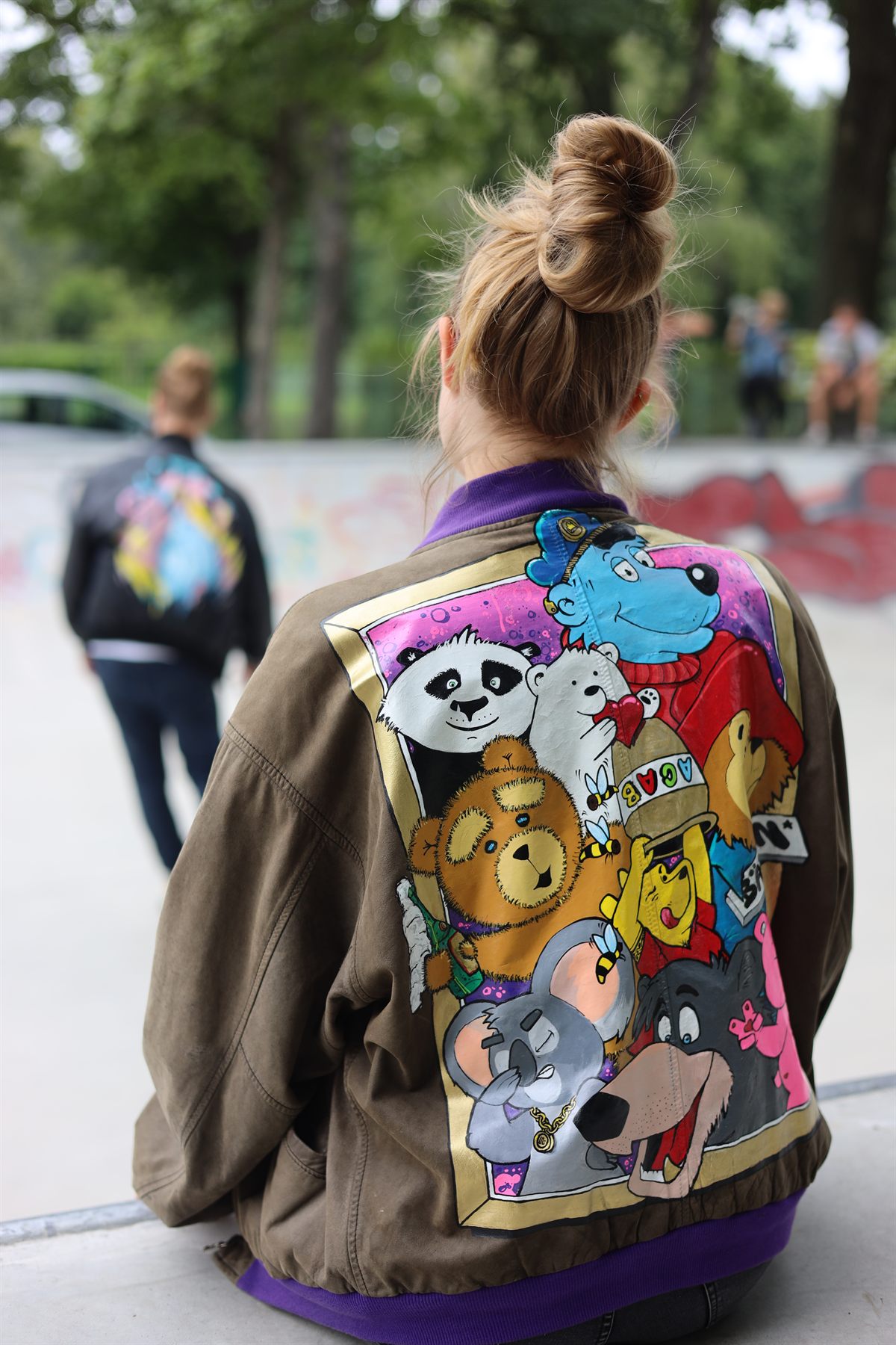 Von Hand bemalte Jacke mit Comicfiguren auf dem Rücken