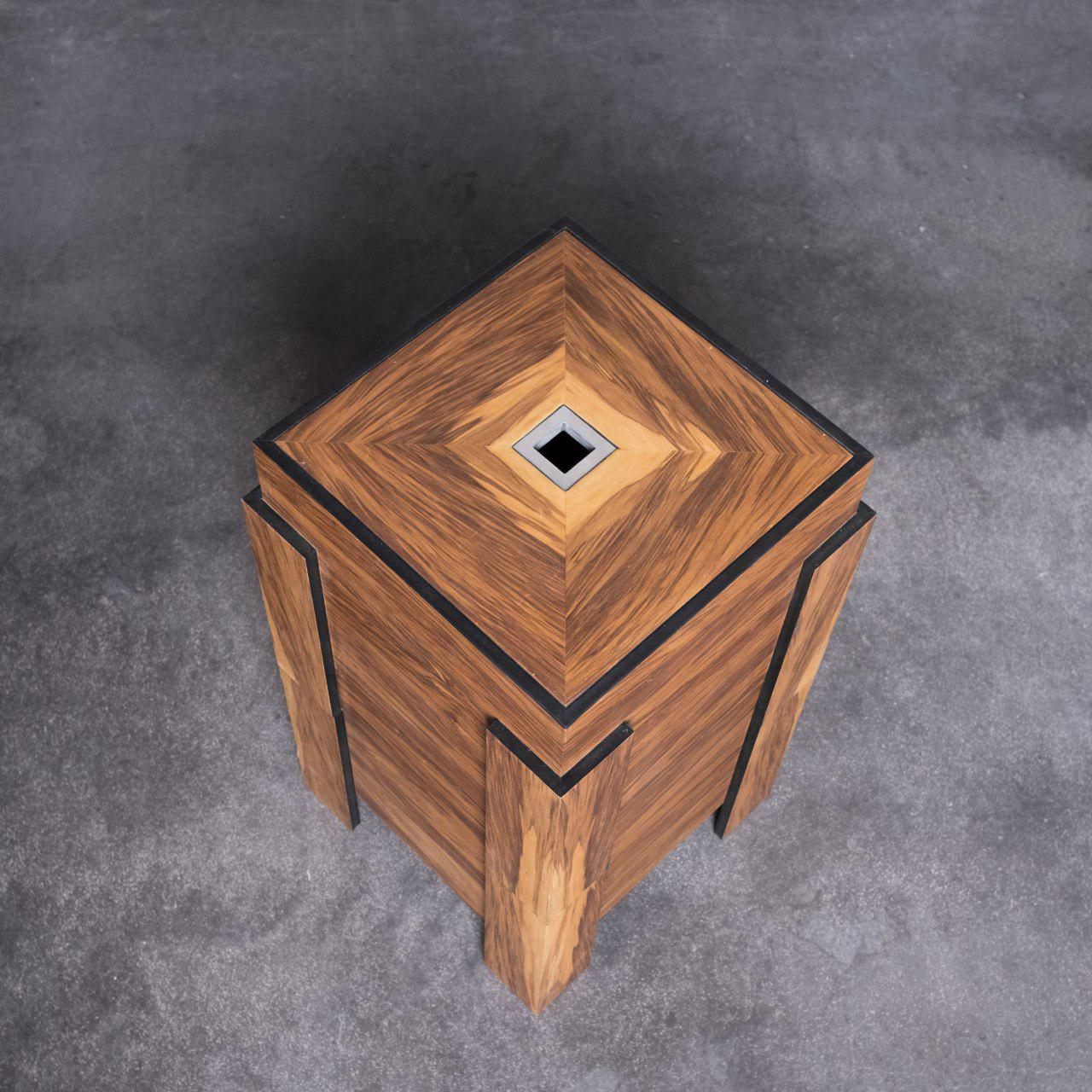 Furnierter Sitzhocker mit Stauraum